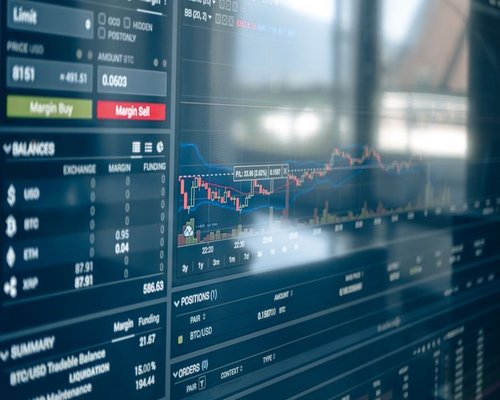 An objective educational dashboard displaying comparative historical data of global exchange rate basics